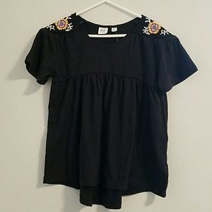 NWT GAP KIDS Black Embroidered Tee Size M (8)